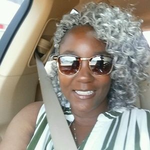 Meet your Posher, Monique